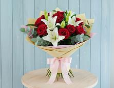 Букет цветов из:  Лилии и Розы в Ивдели