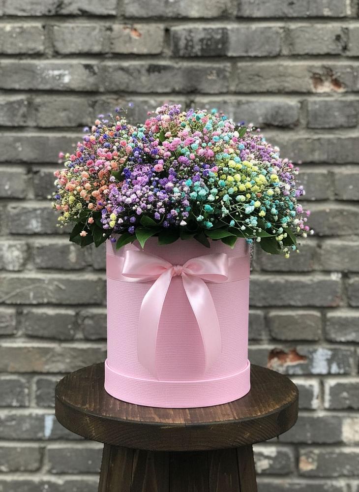 Цветочная композиция из Гипсофила и Розы в шляпной коробке в Ивдели