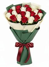 Букет Микс из красных и белых роз в Ивдели