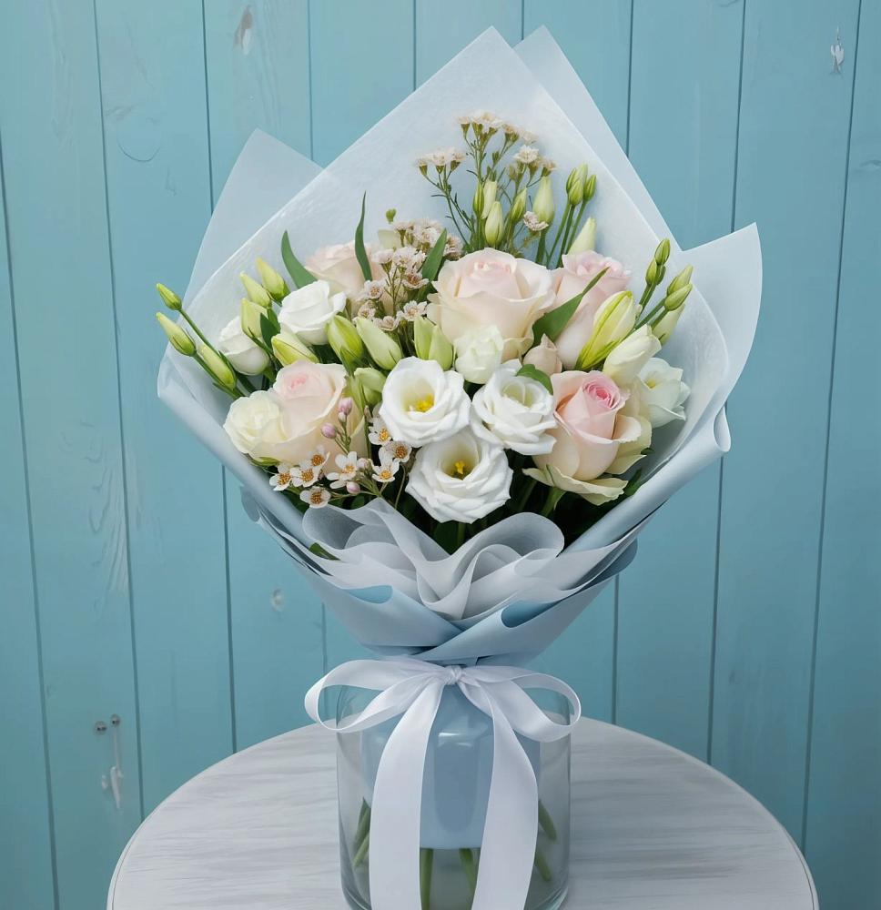 Букет цветов из: Розы и Лизиантусы в Ивдели