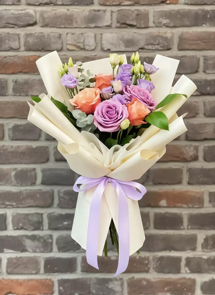 Букет цветов из: Лизиантусы и Розы в Ивдели