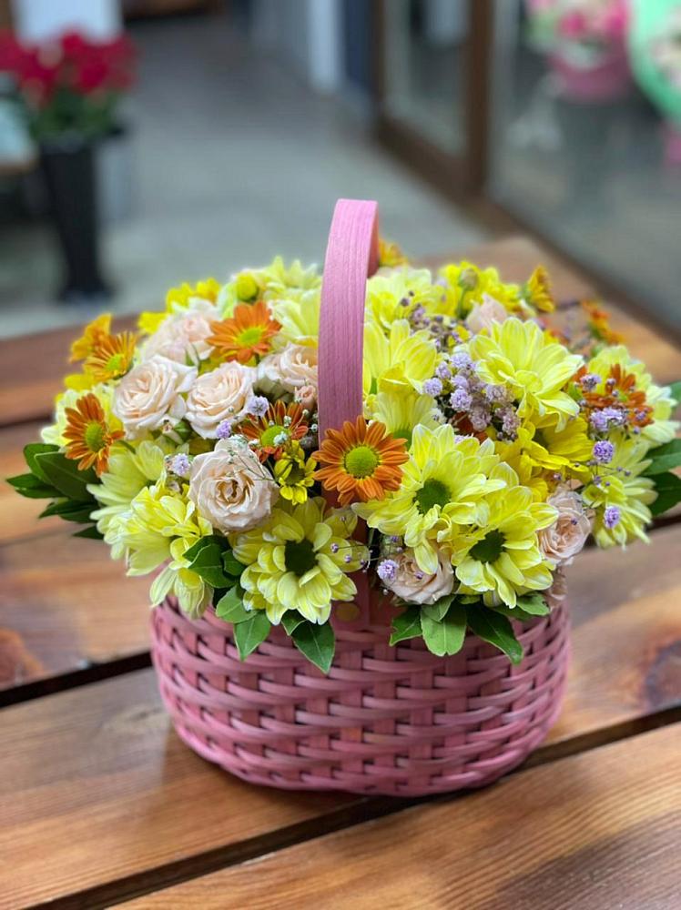 Цветочная композиция из Хризантемы и Розы в корзине в Ивдели