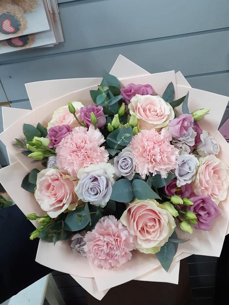 Букет цветов из: Розы, Гвоздики и Лизиантусы в Ивдели