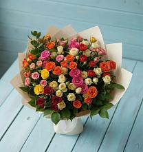 Букет Микс из разноцветных кустовых роз в Ивдели