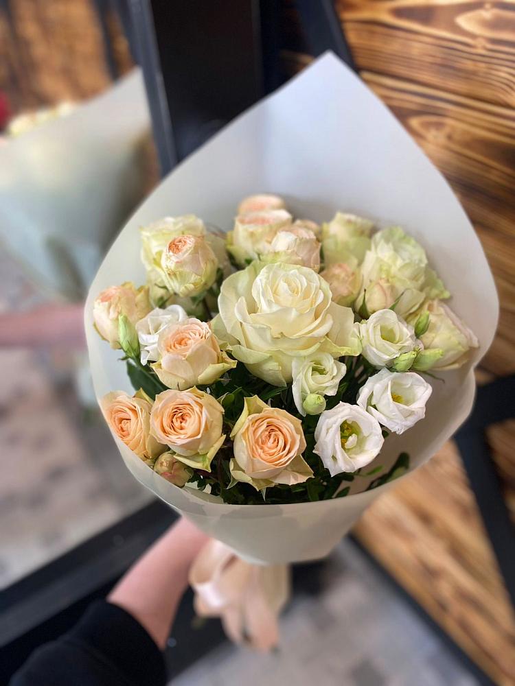 Букет цветов из: Розы и Лизиантусы в Ивдели